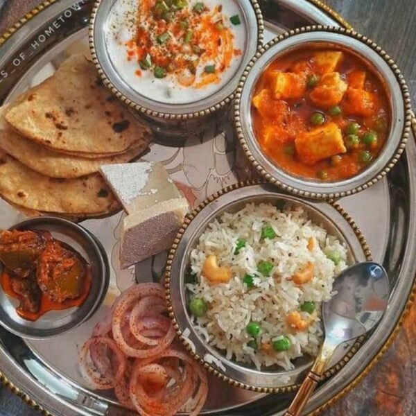 Veg Thali (1 Paneer sabji,1 Dal,4 Tawa Roti, Rice, Raita, salad)